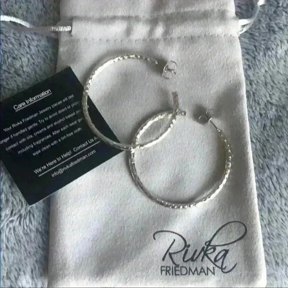 Rivka Friedman RhodiumHammered Satin Hoop Earrings NWT - Picture 3 of 6